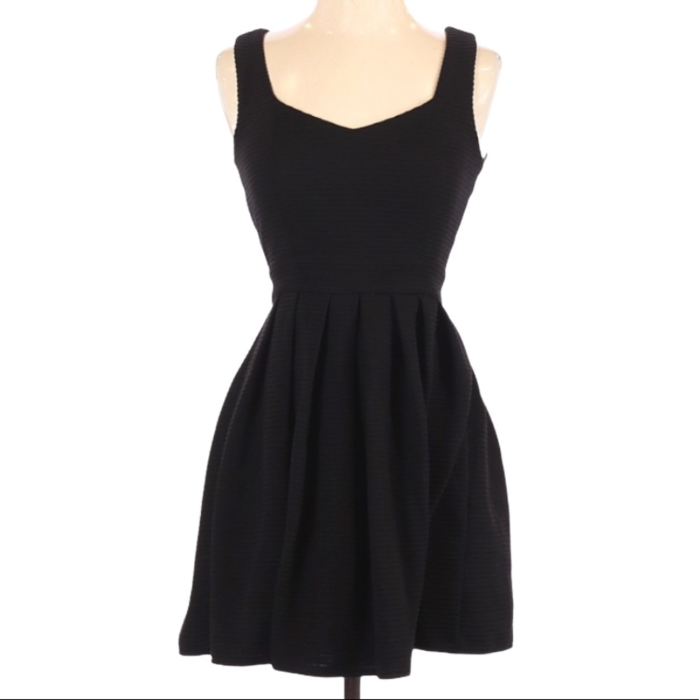5/$25 | L’Atiste by Amy Heart Cutout Mini Dress